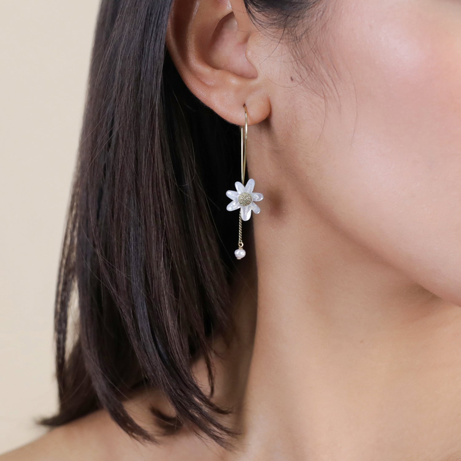 Marguerite - Medium hook earrings - Franck Herval