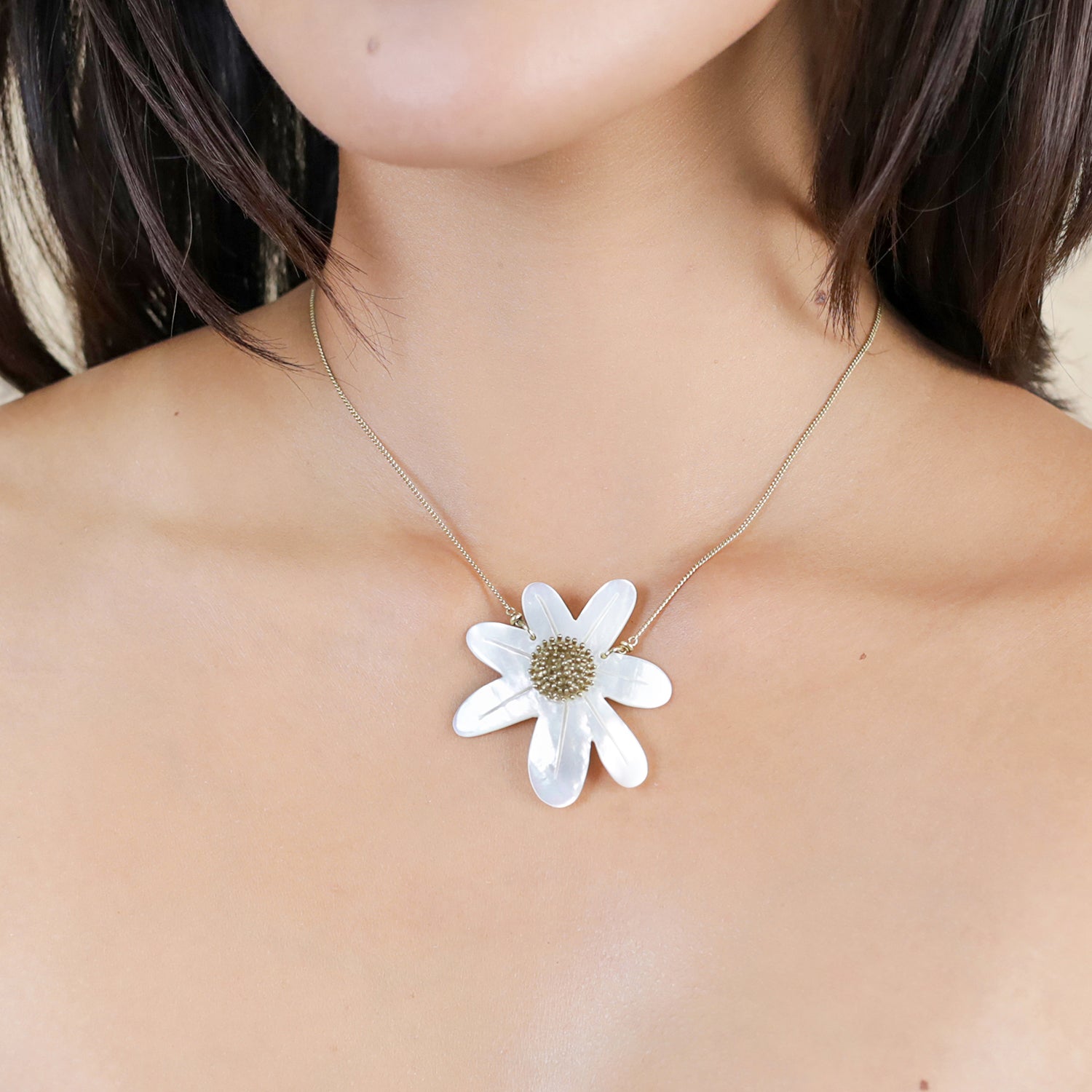Marguerite - "MOP" flower pendant - Franck Herval