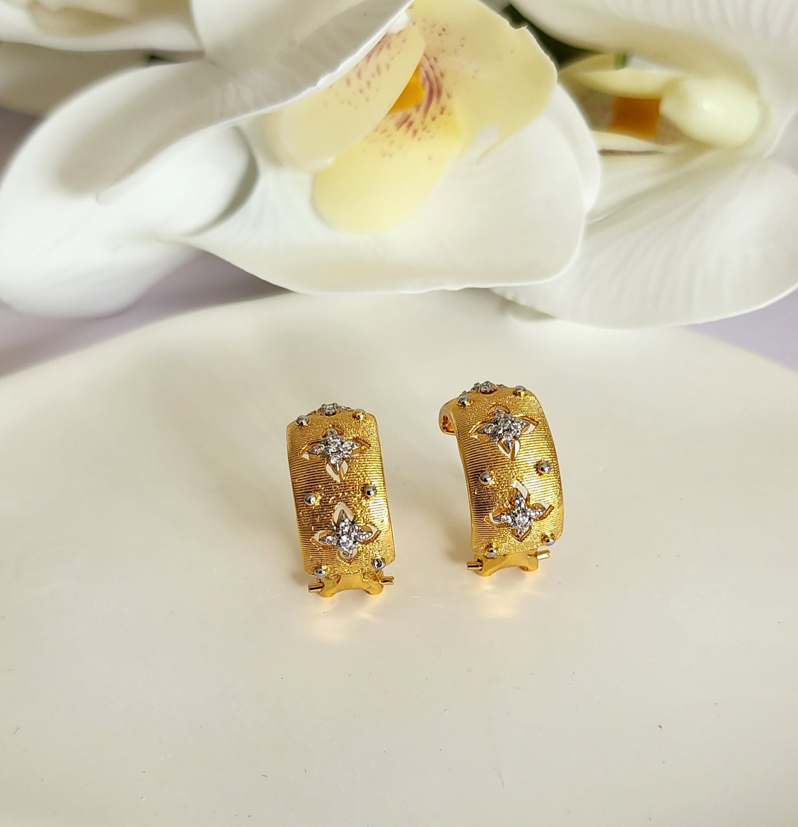 Pathos Jewellery ANGSANA Earrings – 18K Yellow Gold‑Plated Brass