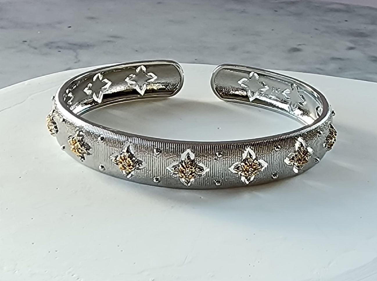 Pathos Jewellery ANGSANA Bangle – Silver with Two‑Tone Gold Flower