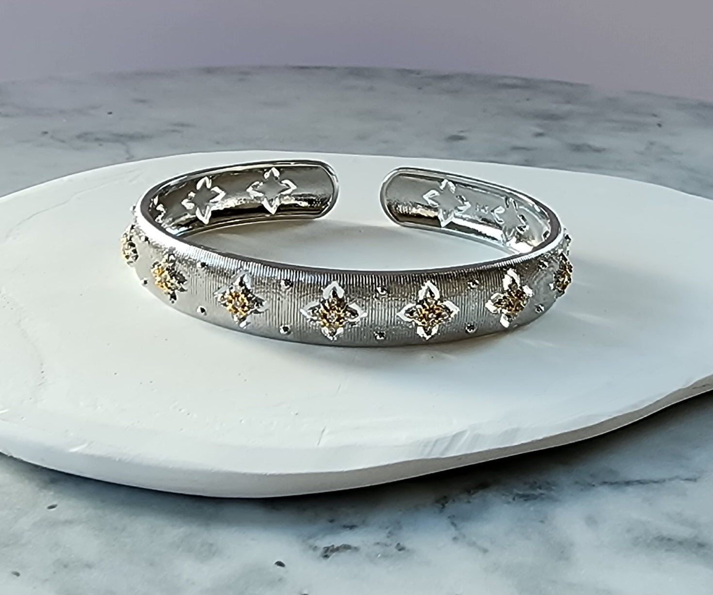 Pathos Jewellery ANGSANA Bangle – Silver with Two‑Tone Gold Flower